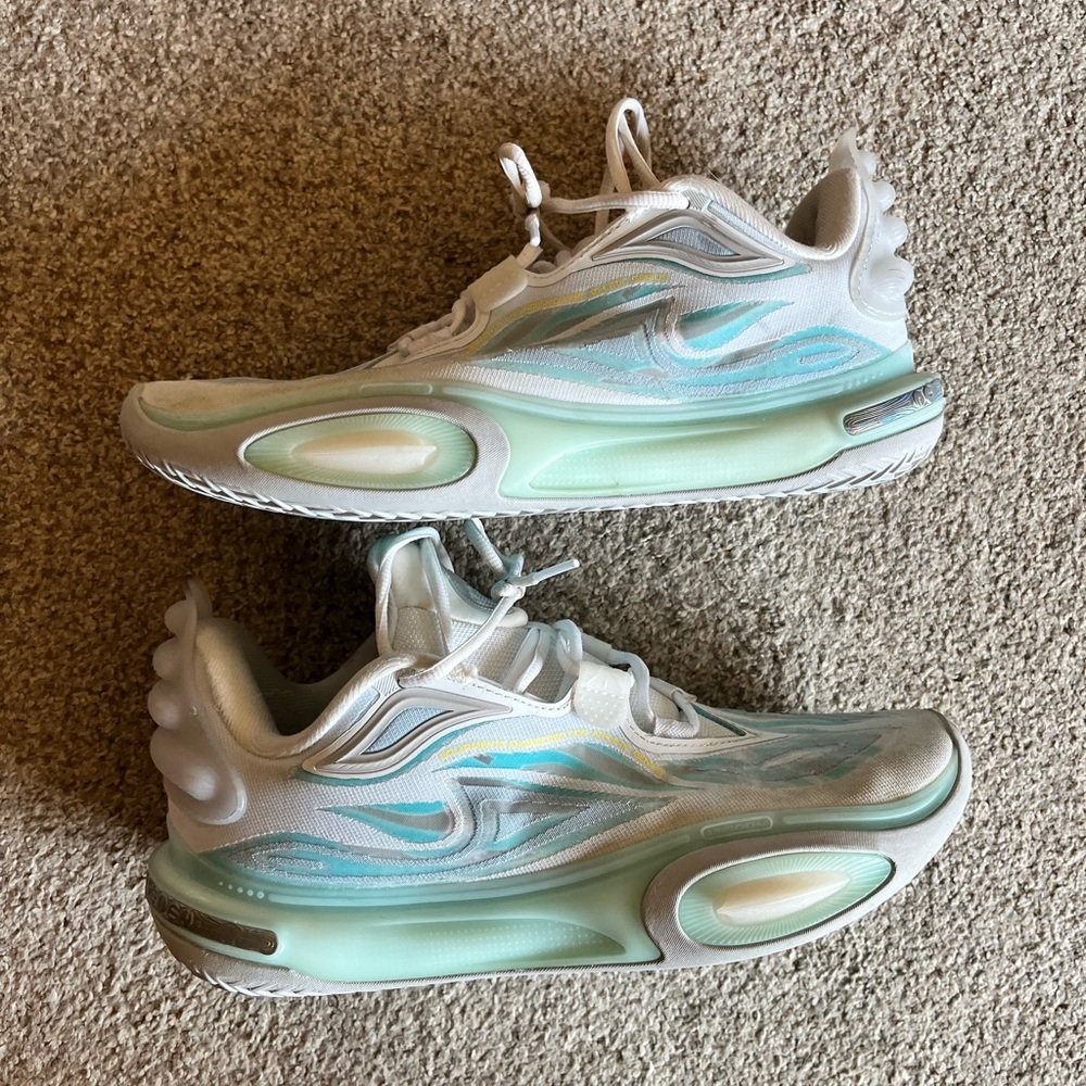Men’s Way of Wades basketball shoes size 8
